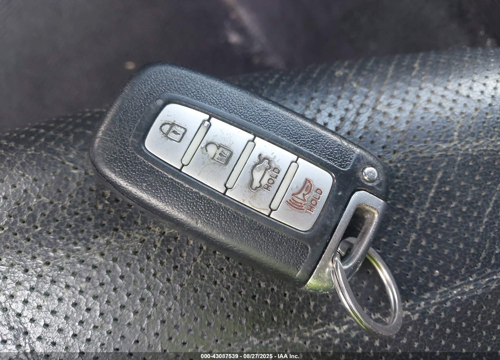 2009 HYUNDAI GENESIS VIN: KMHGC46E49U026263
