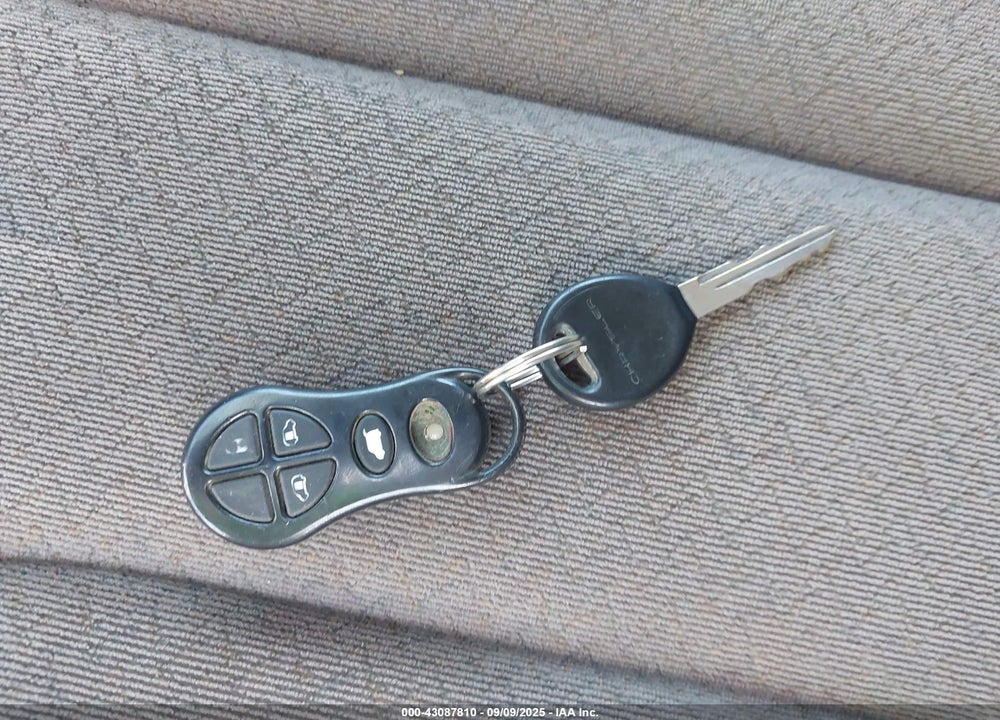 2001 CHRYSLER TOWN & COUNTRY LX VIN: 2C4GP44331R253195