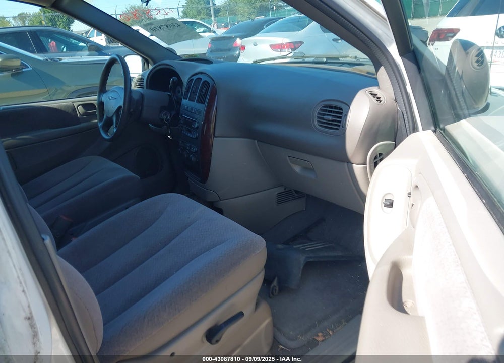 2001 CHRYSLER TOWN & COUNTRY LX VIN: 2C4GP44331R253195
