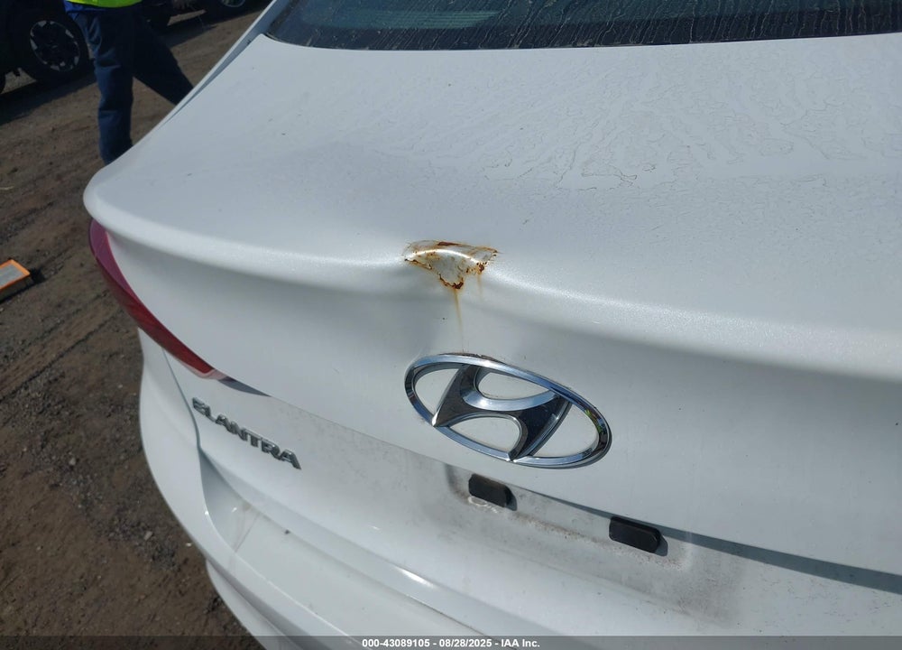 2018 HYUNDAI ELANTRA VIN: 5NPD84LF1JH257304