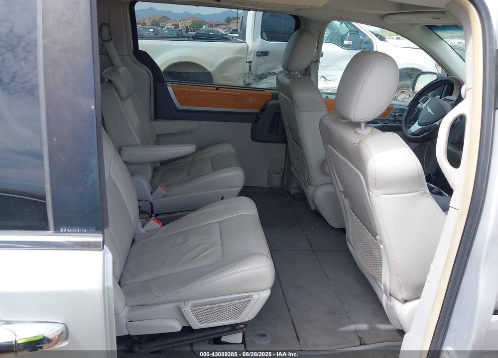 2009 CHRYSLER TOWN & COUNTRY VIN: 2A8HR64X49R558027