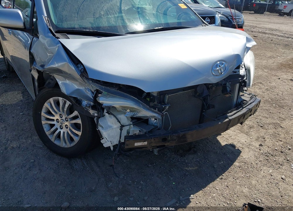 2015 TOYOTA SIENNA XLE 8 PASSENGER VIN: 5TDYK3DC3FS670960