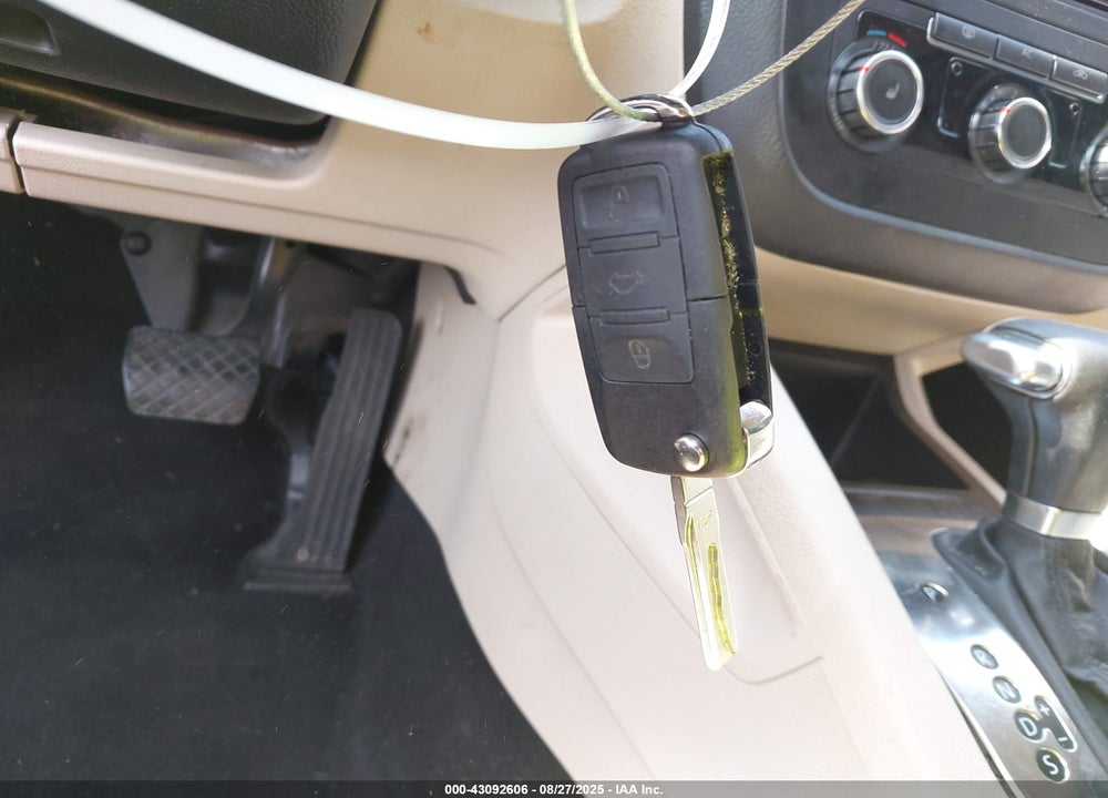 2010 VOLKSWAGEN JETTA VIN: 3VWRX7AJ3AM027207
