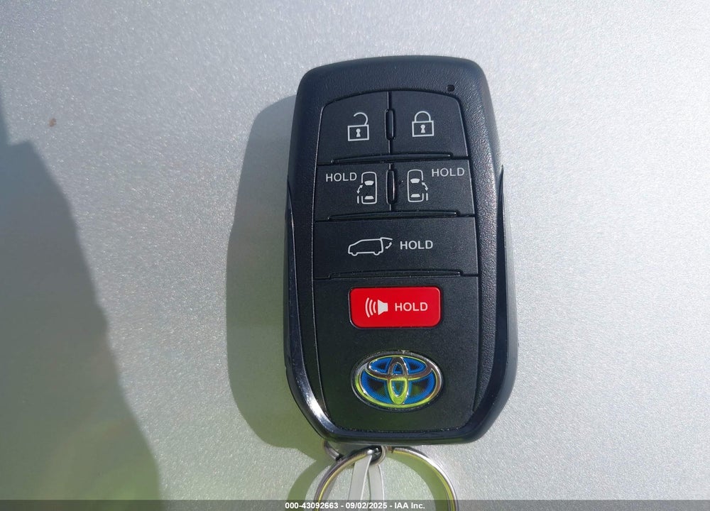 2022 TOYOTA SIENNA XLE VIN: 5TDYRKEC9NS090213