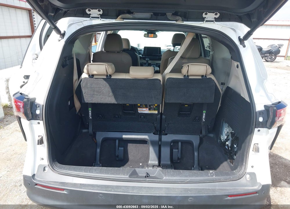 2022 TOYOTA SIENNA XLE VIN: 5TDYRKEC9NS090213