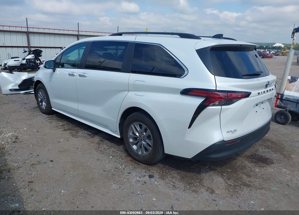 2022 TOYOTA SIENNA XLE VIN: 5TDYRKEC9NS090213