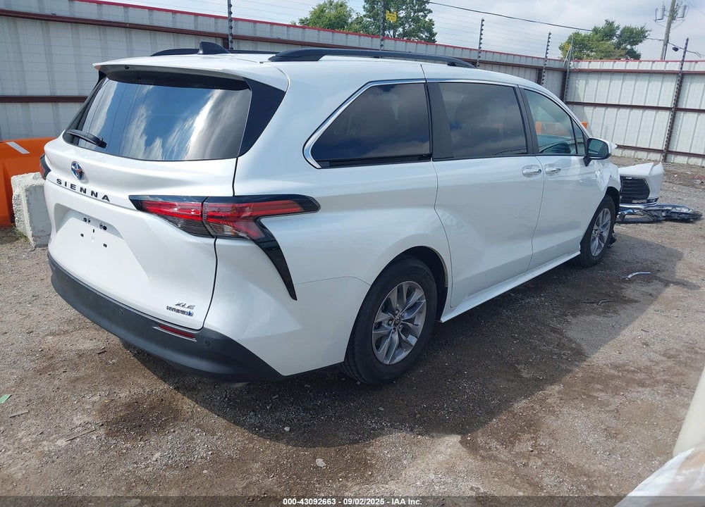 2022 TOYOTA SIENNA XLE VIN: 5TDYRKEC9NS090213