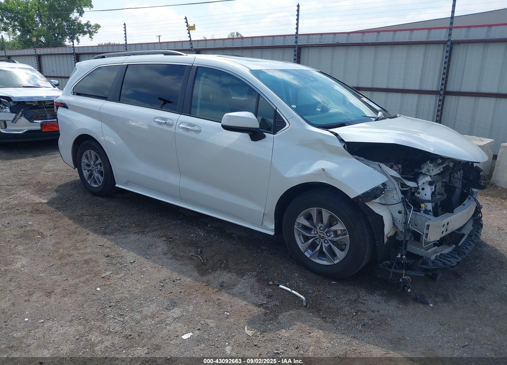 2022 TOYOTA SIENNA XLE VIN: 5TDYRKEC9NS090213