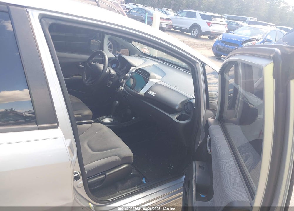 2011 HONDA FIT VIN: JHMGE8H32BC008548