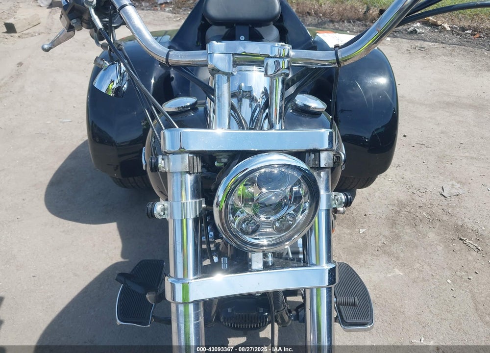 2011 HARLEY-DAVIDSON FXDC VIN: 1HD1GV412BC305175