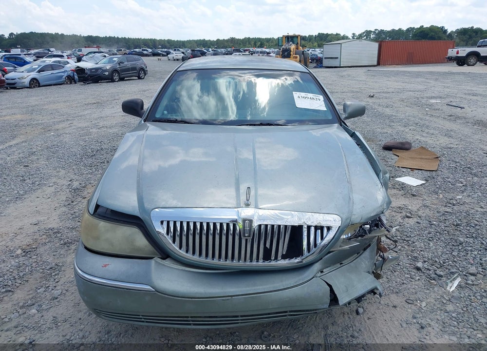 2004 LINCOLN TOWN CAR SIGNATURE VIN: 1LNHM81W74Y649385