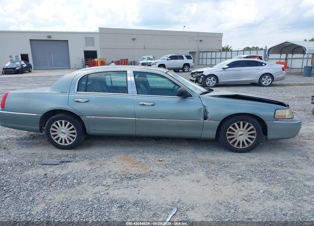 2004 LINCOLN TOWN CAR SIGNATURE VIN: 1LNHM81W74Y649385