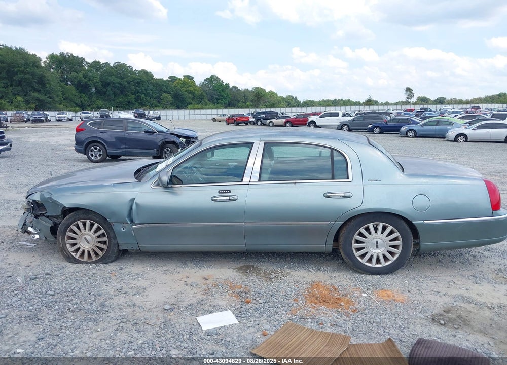 2004 LINCOLN TOWN CAR SIGNATURE VIN: 1LNHM81W74Y649385