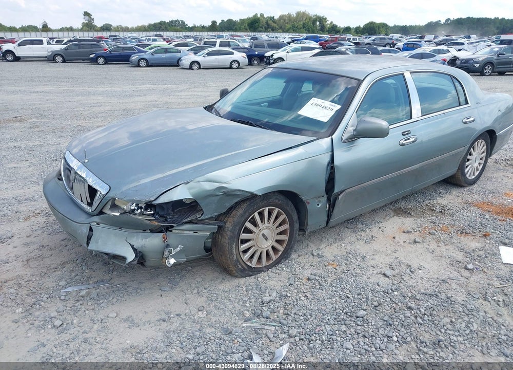 2004 LINCOLN TOWN CAR SIGNATURE VIN: 1LNHM81W74Y649385