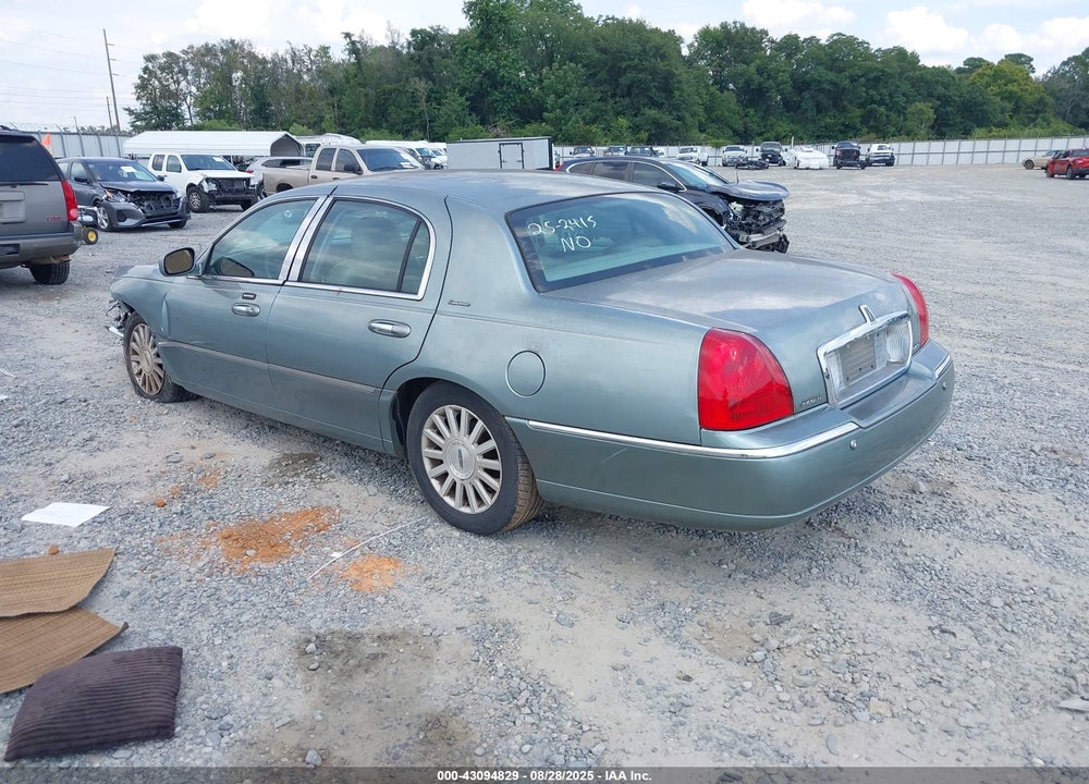 2004 LINCOLN TOWN CAR SIGNATURE VIN: 1LNHM81W74Y649385