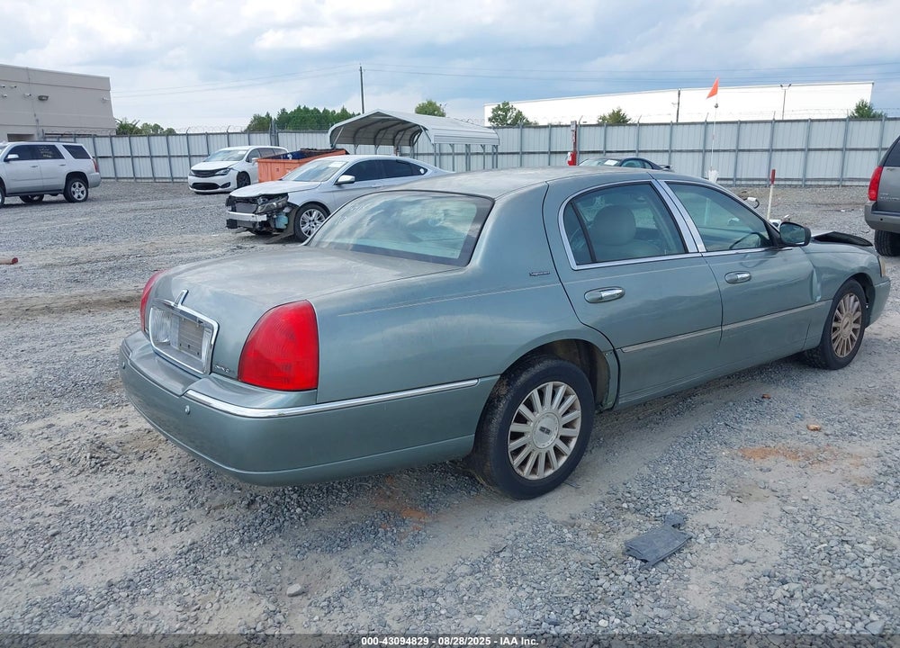 2004 LINCOLN TOWN CAR SIGNATURE VIN: 1LNHM81W74Y649385
