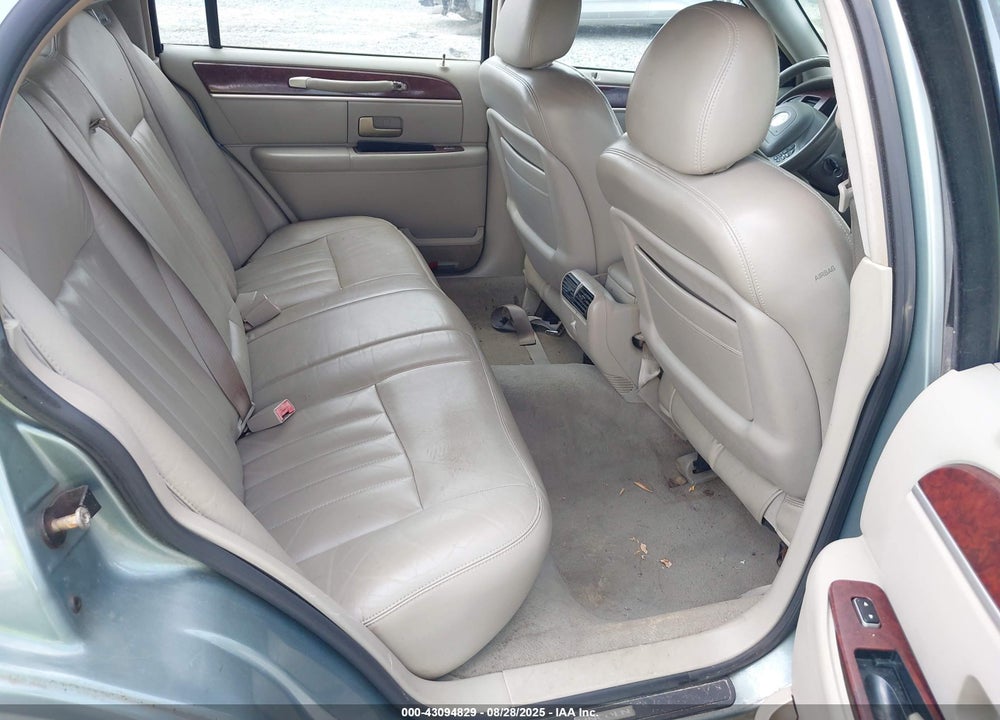 2004 LINCOLN TOWN CAR SIGNATURE VIN: 1LNHM81W74Y649385