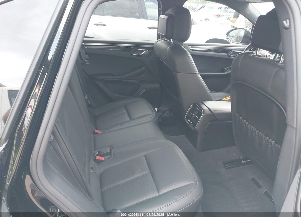 2017 PORSCHE MACAN S VIN: WP1AB2A50HLB13640