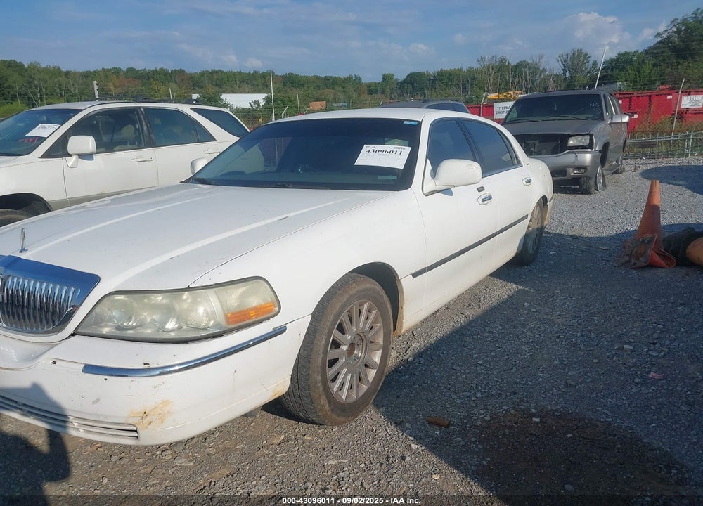2003 LINCOLN TOWN CAR EXECUTIVE VIN: 1LNHM81W93Y703123