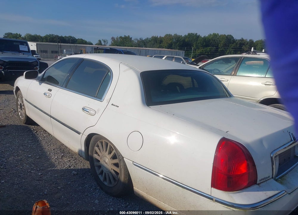 2003 LINCOLN TOWN CAR EXECUTIVE VIN: 1LNHM81W93Y703123