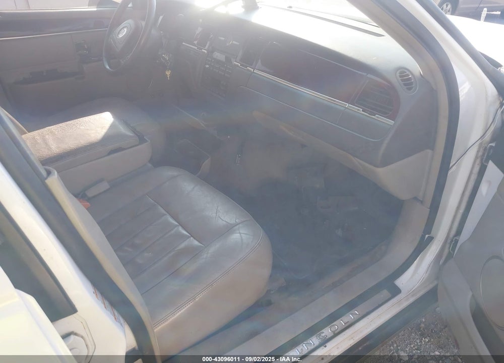 2003 LINCOLN TOWN CAR EXECUTIVE VIN: 1LNHM81W93Y703123
