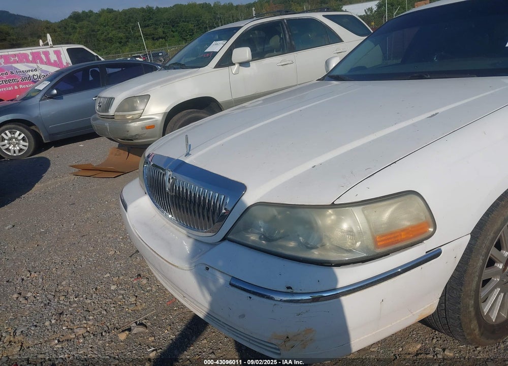 2003 LINCOLN TOWN CAR EXECUTIVE VIN: 1LNHM81W93Y703123