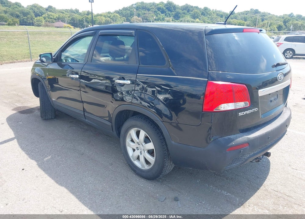 2011 KIA SORENTO VIN: 5XYKTCA13BG173758