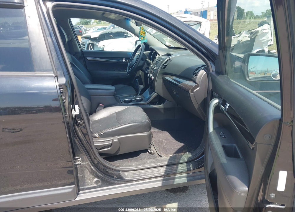 2011 KIA SORENTO VIN: 5XYKTCA13BG173758