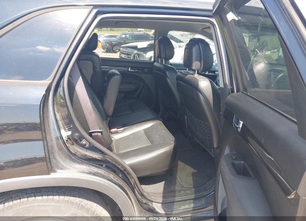 2011 KIA SORENTO VIN: 5XYKTCA13BG173758