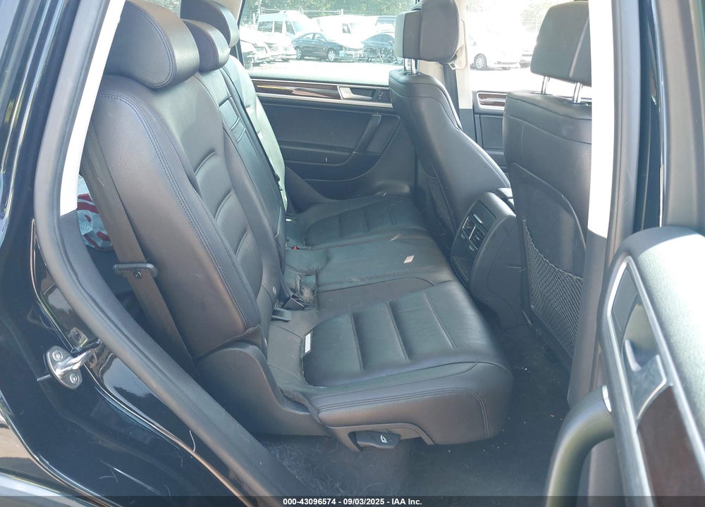 2016 VOLKSWAGEN TOUAREG VIN: WVGEF9BP5GD010864