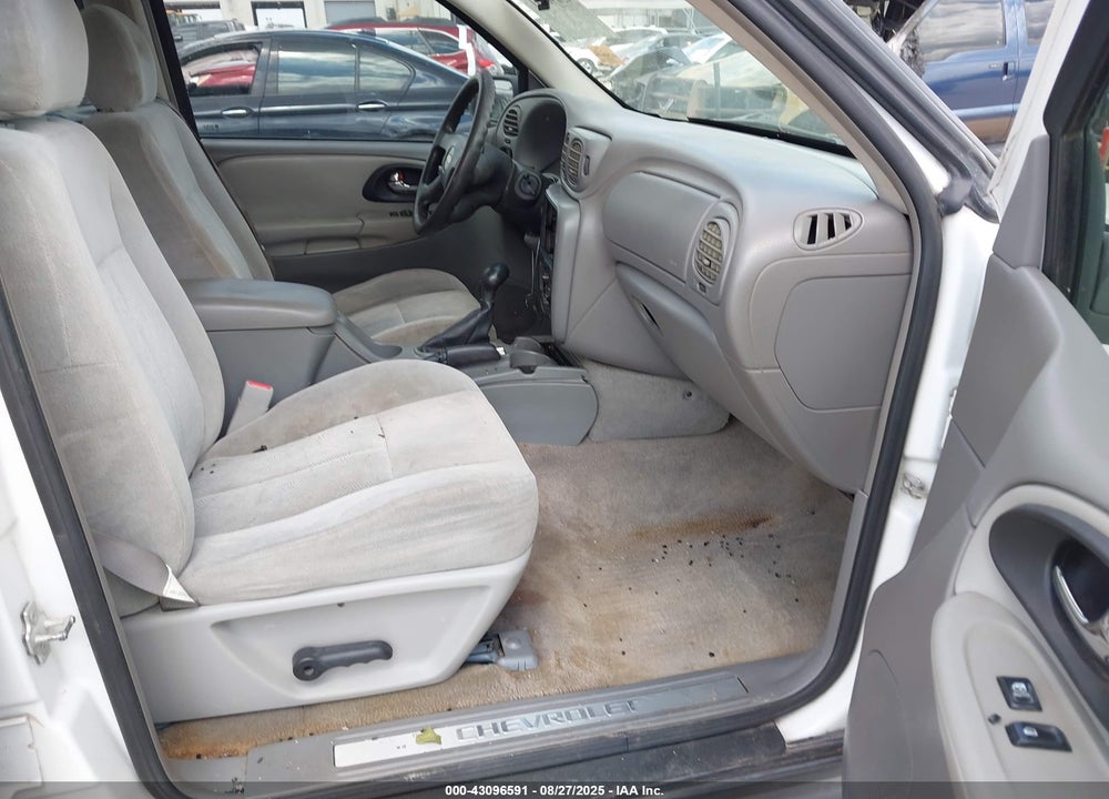 2005 CHEVROLET TRAILBLAZER LS VIN: 1GNDT13S352375735