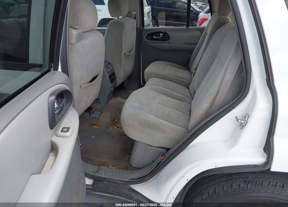 2005 CHEVROLET TRAILBLAZER LS VIN: 1GNDT13S352375735