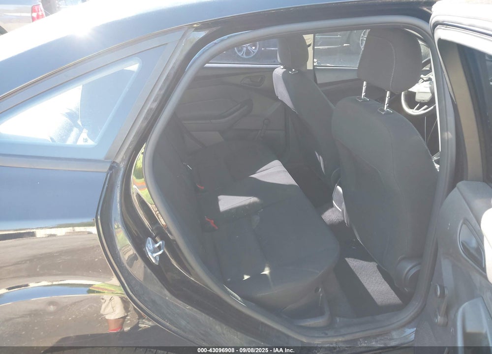 2017 FORD FOCUS VIN: 1FADP3E20HL334599