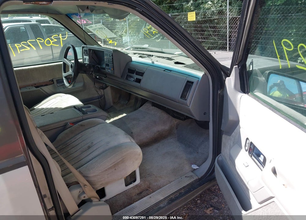 1993 CHEVROLET SUBURBAN C1500 VIN: 1GNEC16K6PJ375804