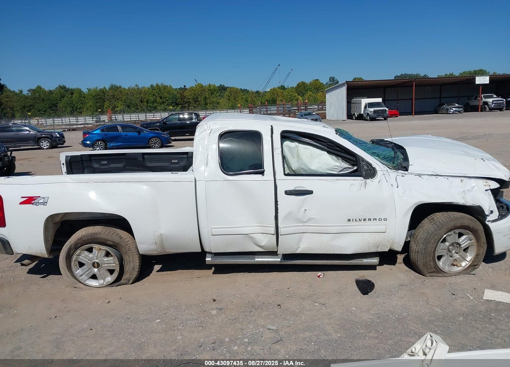 2011 CHEVROLET SILVERADO 1500 LT VIN: 1GCRKSE35BZ307274