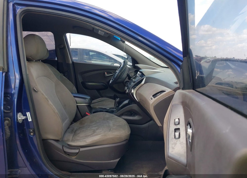 2011 HYUNDAI TUCSON GL VIN: KM8JT3AB4BU192723