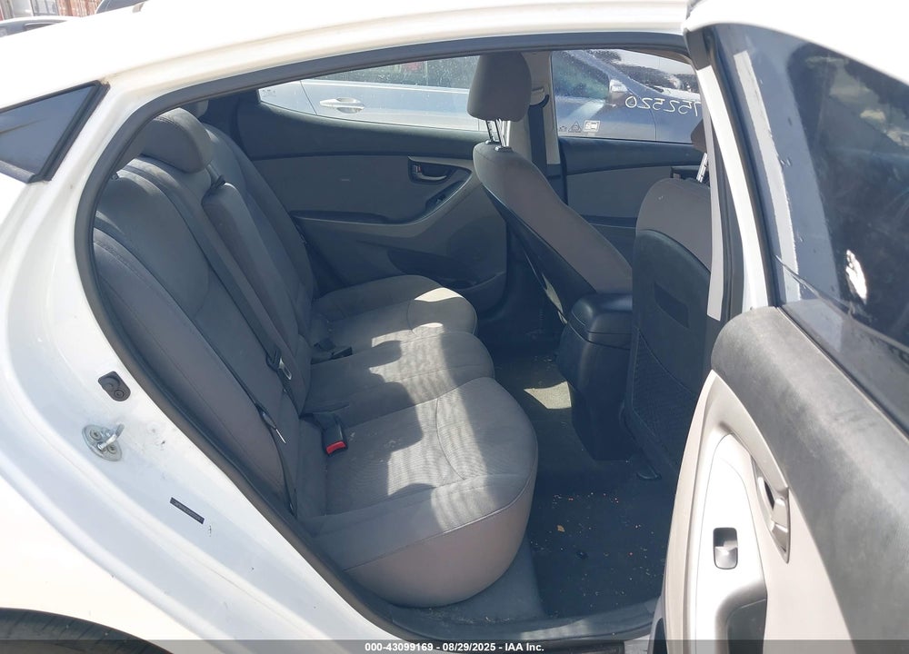 2016 HYUNDAI ELANTRA VIN: 5NPDH4AE2GH752520