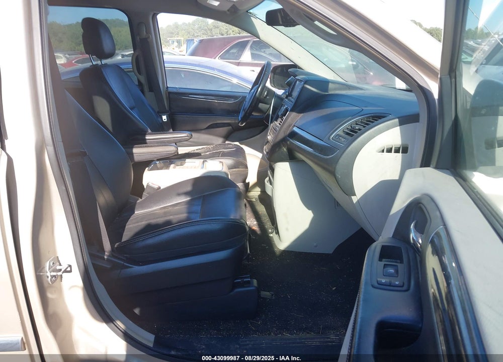 2014 CHRYSLER TOWN & COUNTRY VIN: 2C4RC1BGXER434017
