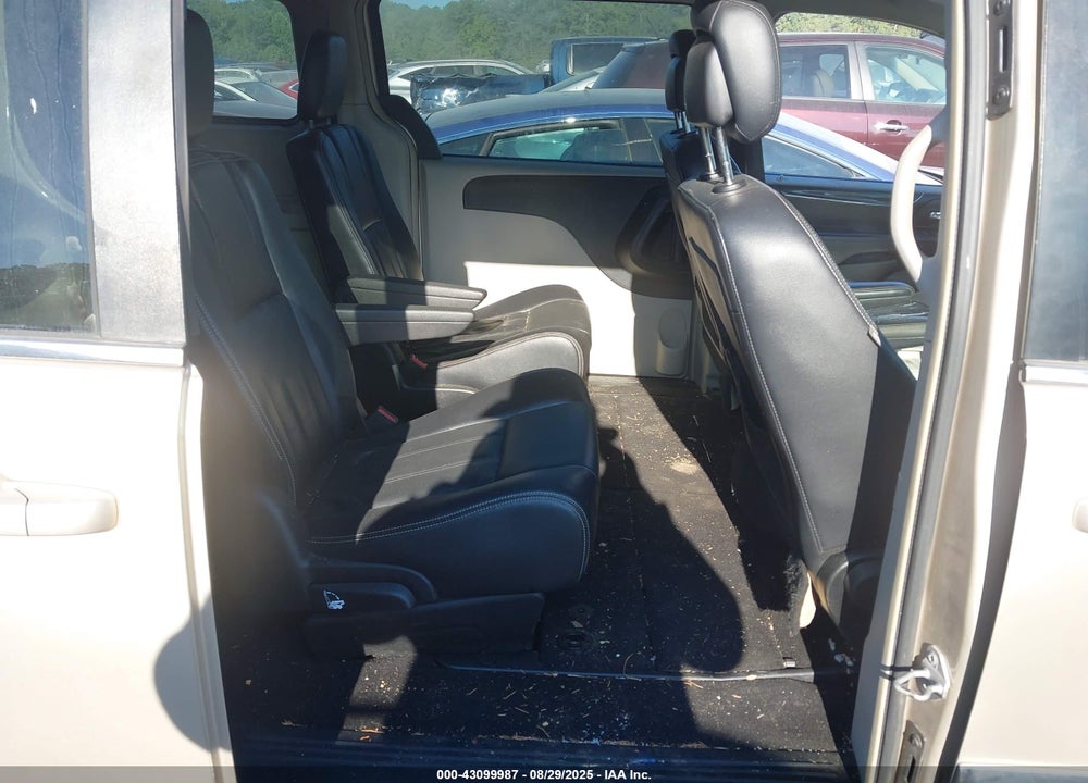2014 CHRYSLER TOWN & COUNTRY VIN: 2C4RC1BGXER434017