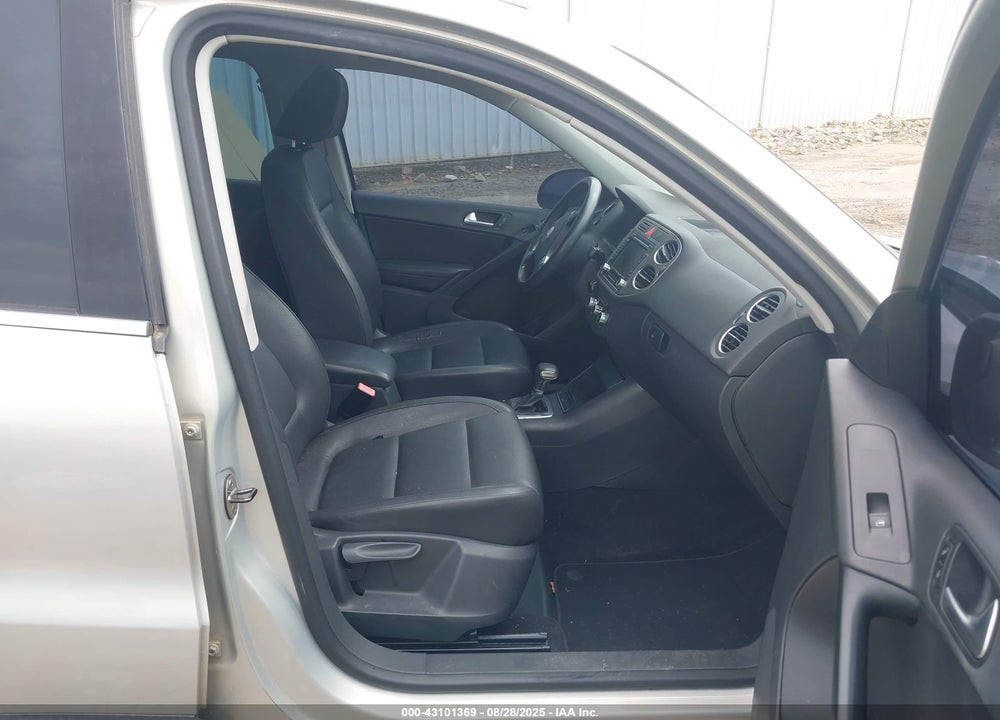 2010 VOLKSWAGEN TIGUAN VIN: WVGAV7AX3AW523825