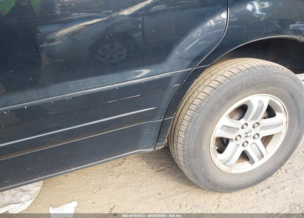 2005 HONDA PILOT EX-L VIN: 5FNYF185X5B011409