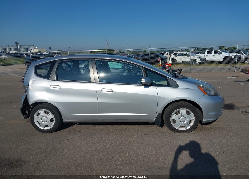 2013 HONDA FIT VIN: JHMGE8H37DC064584