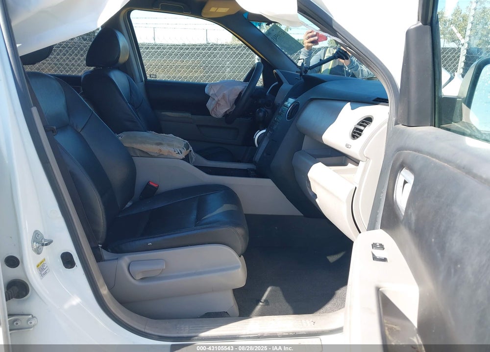 2011 HONDA PILOT VIN: 5FNYF3H43BB010889