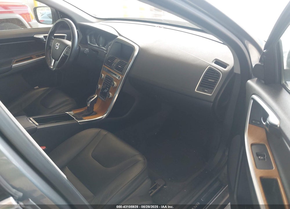 2017 VOLVO XC60 VIN: YV440MRU0H2217205