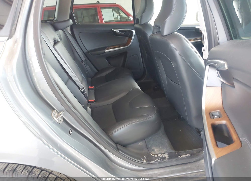 2017 VOLVO XC60 VIN: YV440MRU0H2217205