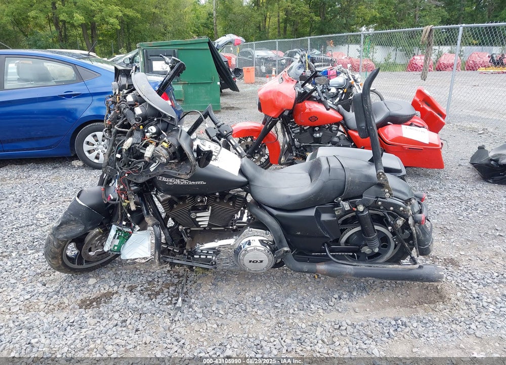 2013 HARLEY-DAVIDSON FLHX VIN: 1HD1KBM19DB679854