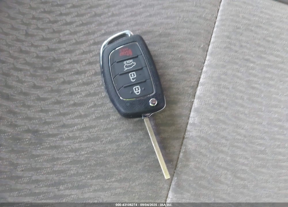 2013 HYUNDAI SANTA FE VIN: 5XYZU3LB0DG123064