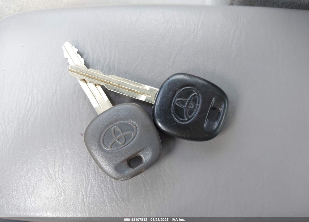 2005 TOYOTA COROLLA CE VIN: 1NXBR32E65Z528341