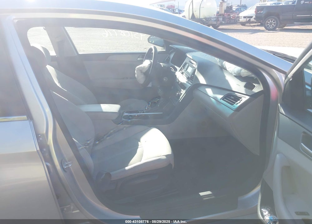 2015 HYUNDAI SONATA VIN: 5NPE24AF8FH076085