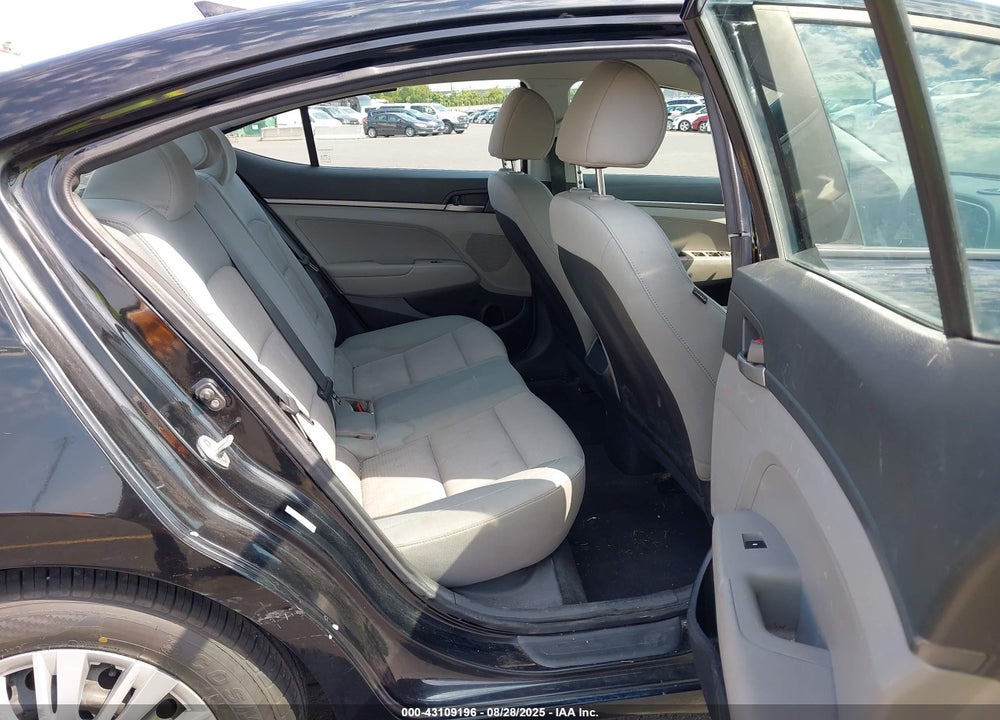 2017 HYUNDAI ELANTRA VIN: KMHD74LF5HU084689
